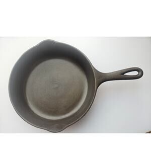 Wagner Ware cast iron skillet, size #6, made in Sidney Ohio 1056 Z on the bottom